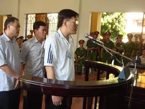 Ngày thứ hai xét xử vụ tham nhũng trong ngành bưu điện: Cán bộ thuế, giám định viên tài chính tiếp tay cho Nguyễn Lâm Thái bòn rút tiền Nhà nước